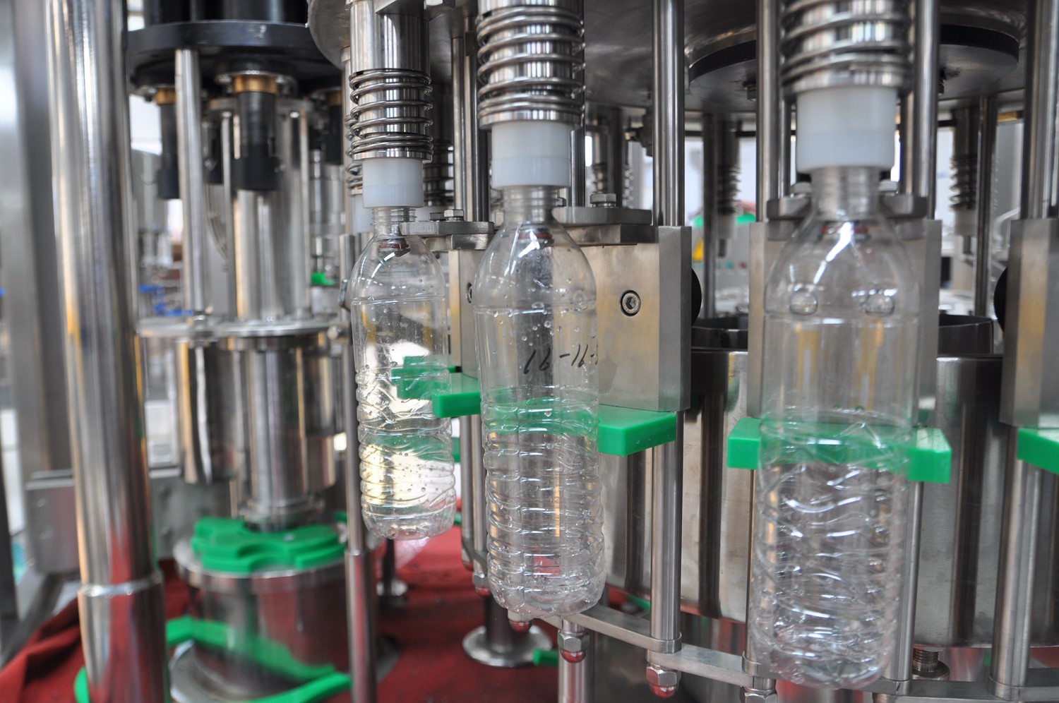 آلة تعبئة زجاجة المياه الأوتوماتيكية عالية السرعة